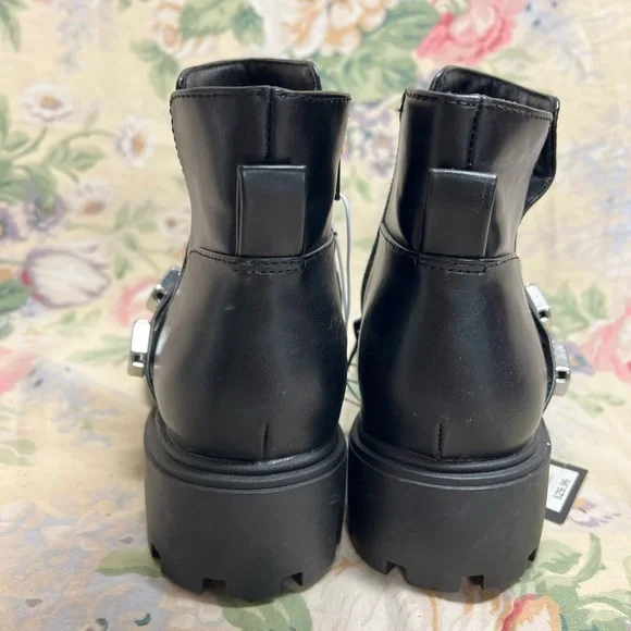 Boots - Picture 3 of 9